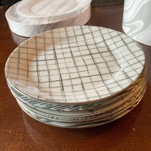 NWOT Dessert/Appetizer Plates Set/6 White and Silver